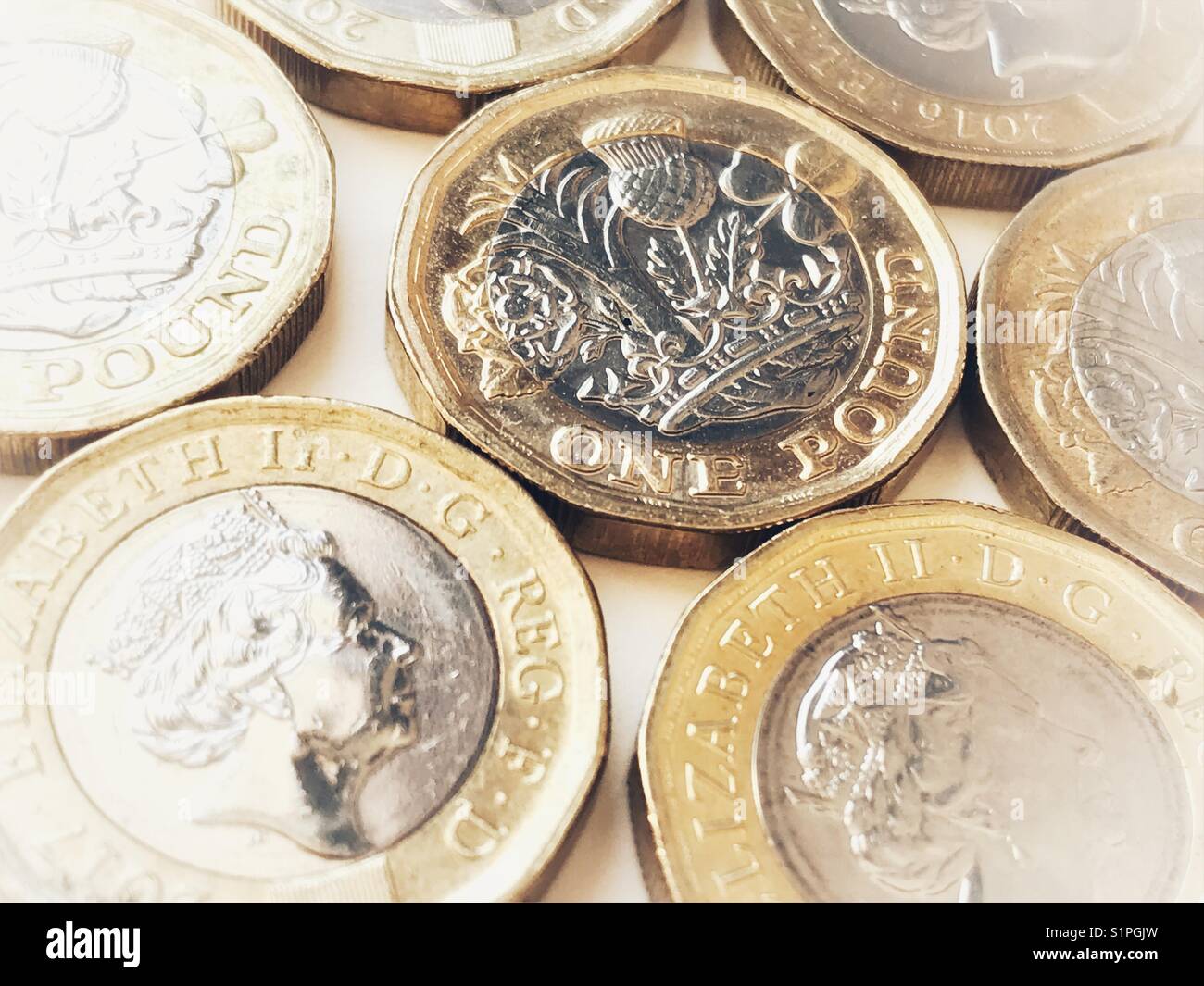 Valuta, nuovo 12 lati British £ monete. - Immagine stock catturata con smartphone