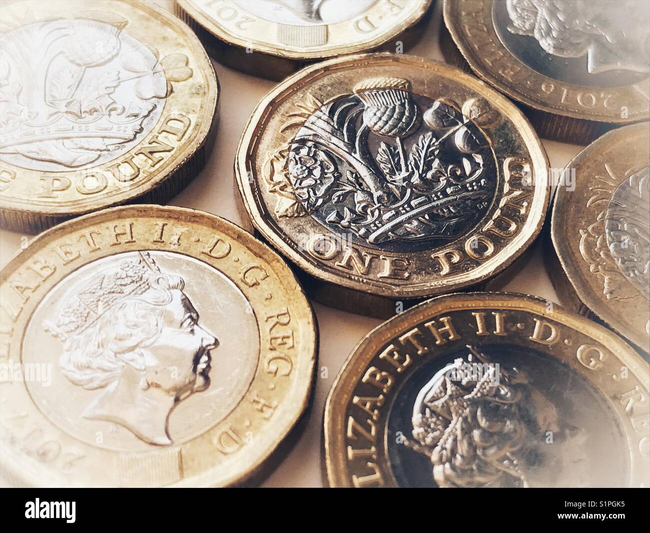 Valuta. Nuovo, 12 facciate British £ monete. - Immagine stock catturata con smartphone