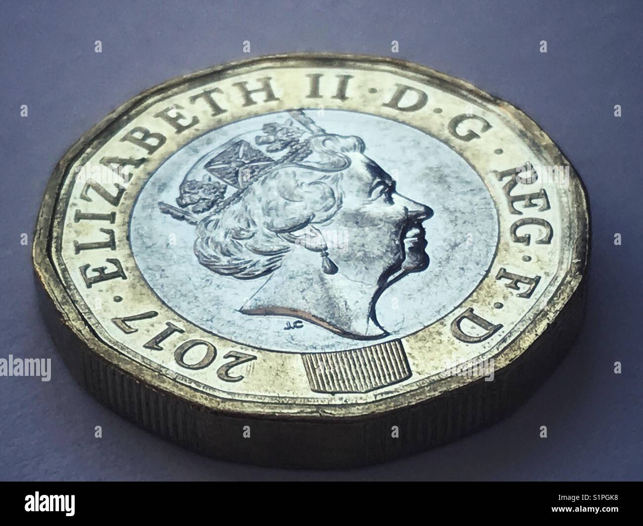 Valuta. Nuovo 12 facciate British £1 gettone - Immagine stock catturata con smartphone