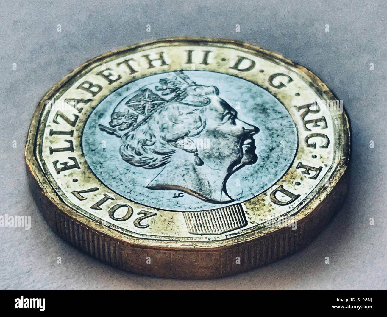 Valuta. Nuovo 12 facciate British £1 gettone - Immagine stock catturata con smartphone