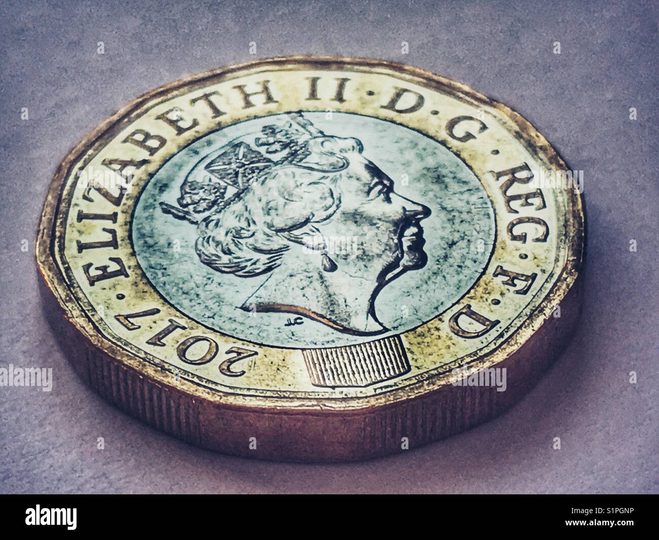Valuta. Nuovo 12 facciate British £1 gettone - Immagine stock catturata con smartphone