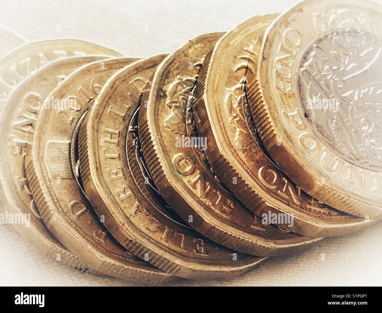 Valuta. Nuovo 12 facciate British £1 monete - Immagine stock catturata con smartphone