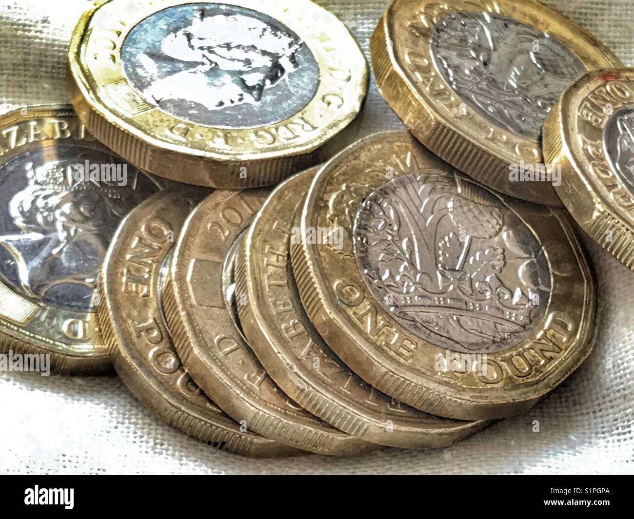 Valuta, 12 Nuove facciate British £1 monete - Immagine stock catturata con smartphone