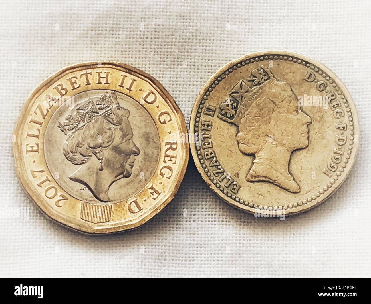 Valuta, £ monete. Il vecchio e il nuovo. La vecchia moneta rotondo è fuori di circolazione il 15 ottobre 2017. - Immagine stock catturata con smartphone