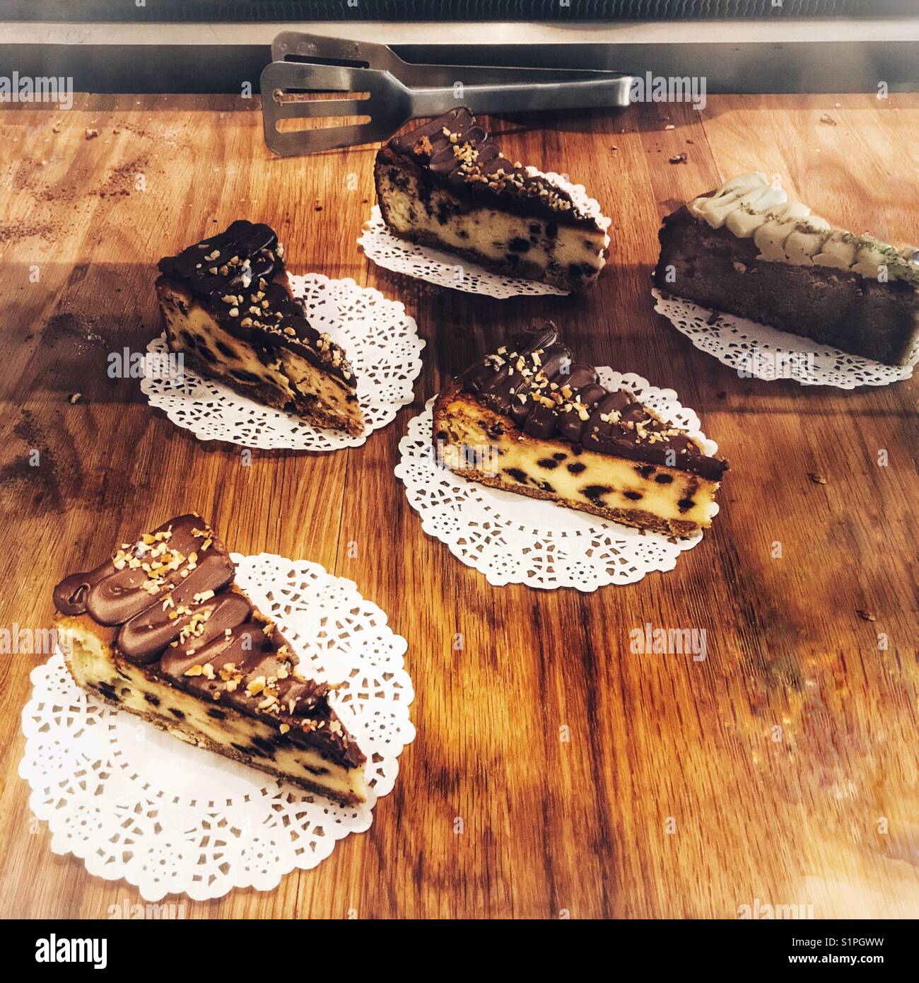 Torte al cioccolato per la vendita in un forno - Immagine stock catturata con smartphone