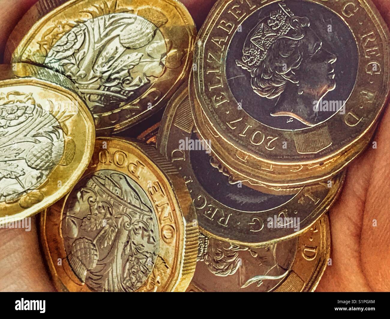 Pugno di nuovo British 12 facciate £1 monete - Immagine stock catturata con smartphone