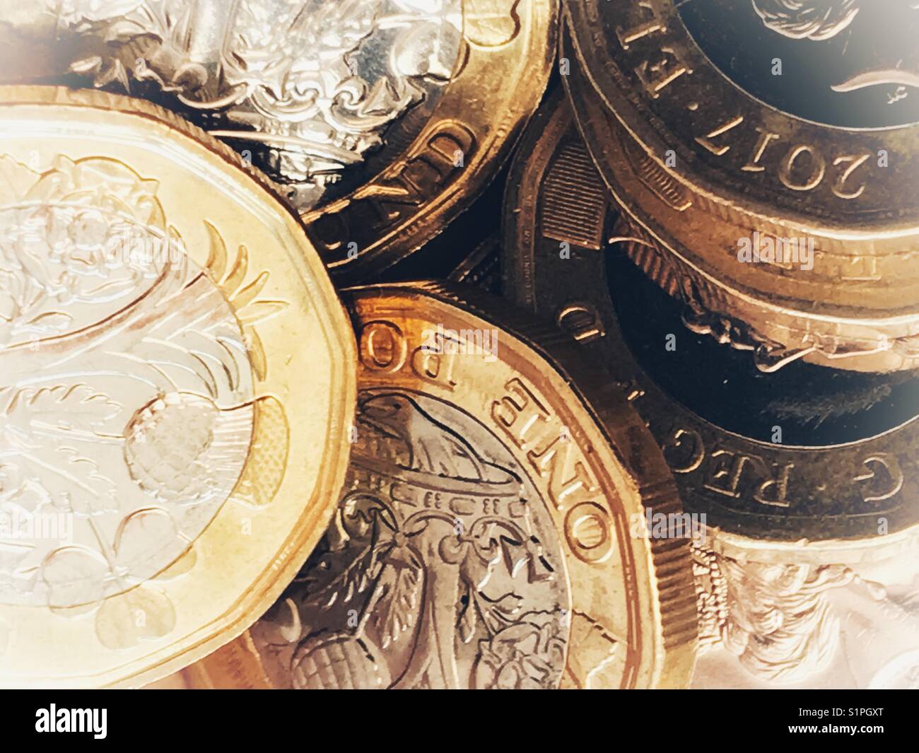 Valuta. Nuovo 12 facciate British £1 monete - Immagine stock catturata con smartphone