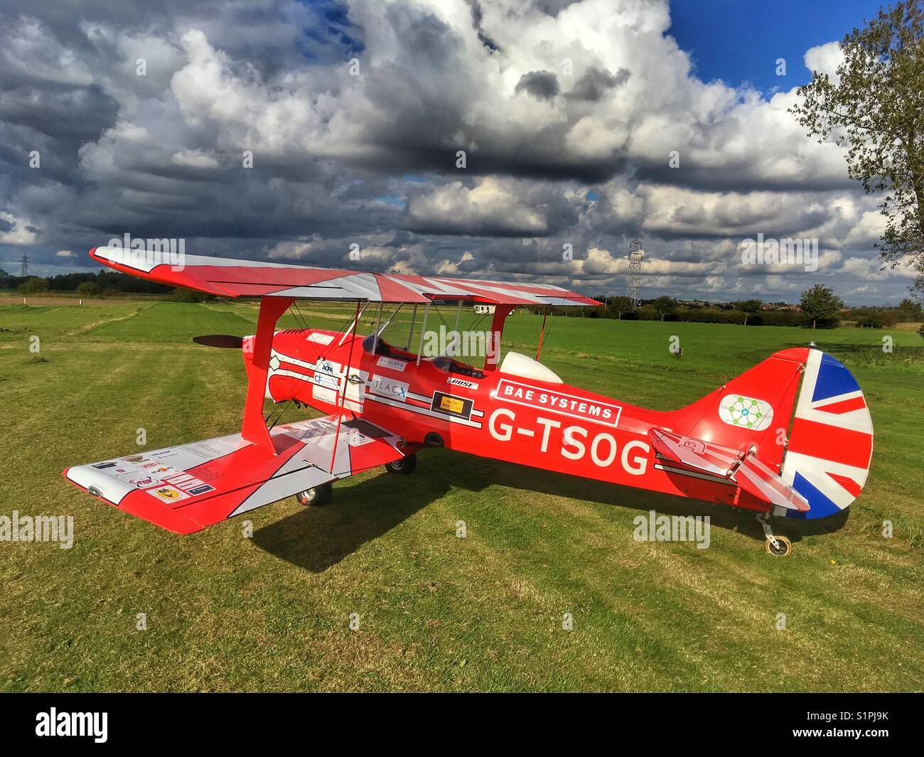 Sherwood biplano Ranger parcheggiata sul campo di aviazione di erba - Immagine stock catturata con smartphone