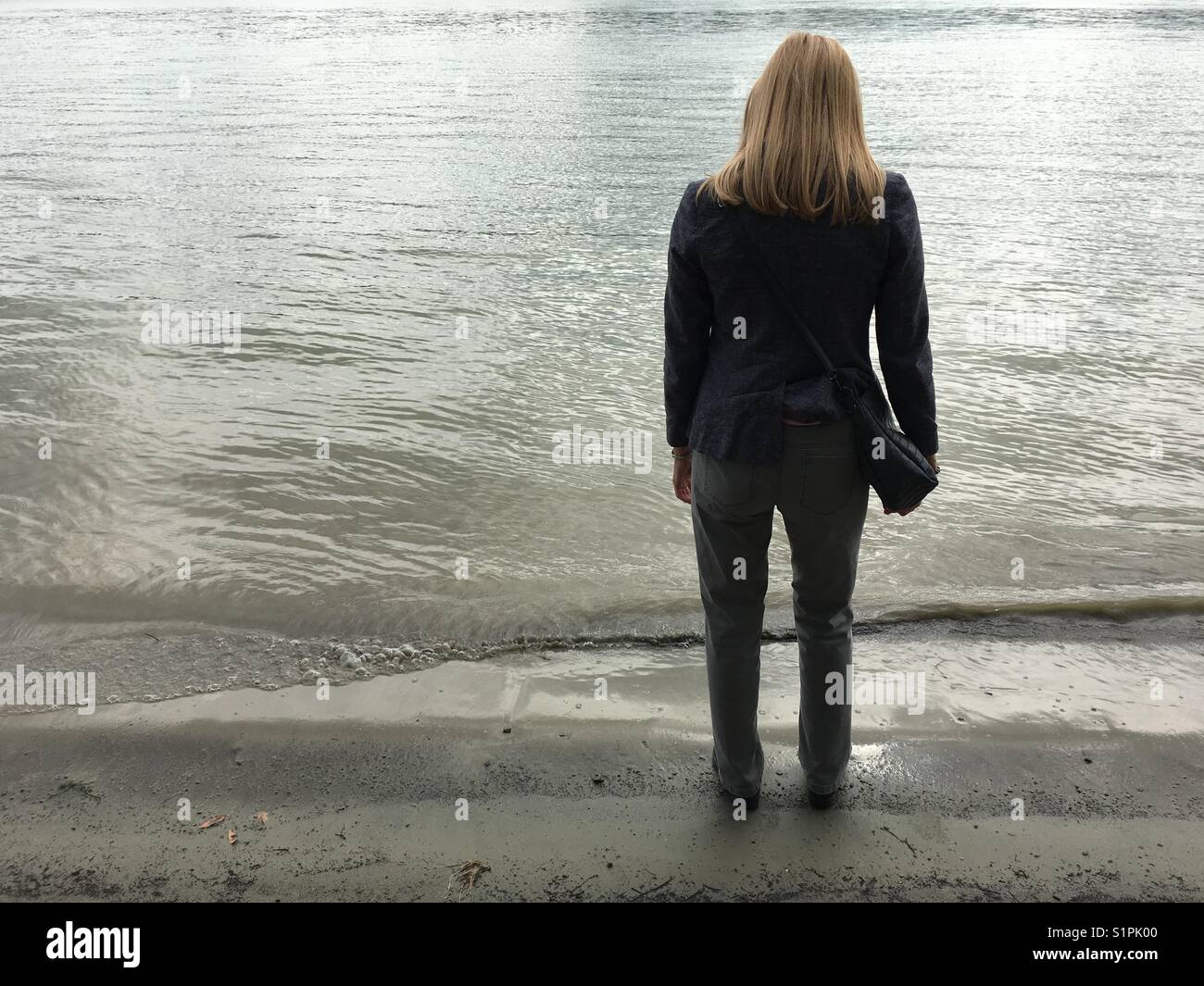 In piedi su una riva del Danubio a Novi Sad in Serbia - Immagine stock catturata con smartphone