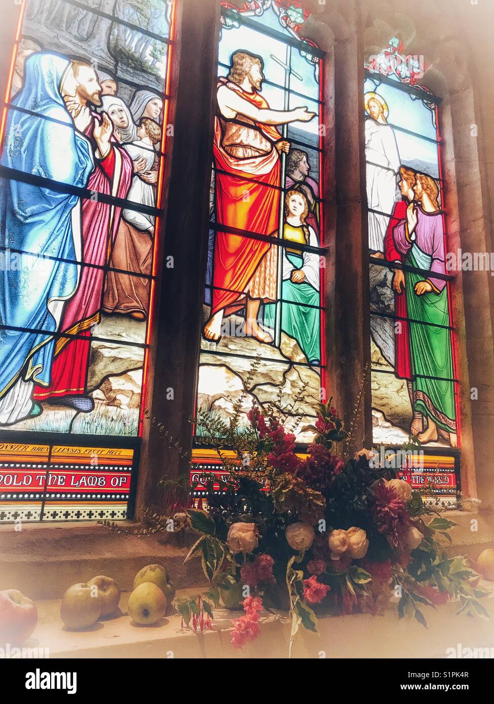 Harvest Festival . Note floreali e di frutta la disposizione e la finestra di vetro colorato nella chiesa di Santa Maria Vergine, Compton Pauncefoot, Somerset, Inghilterra Foto Stock