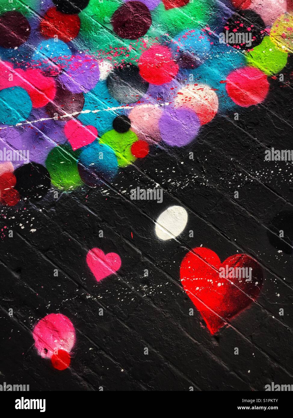 Colorate opere d'arte di graffiti su una parete di mattoni Foto Stock