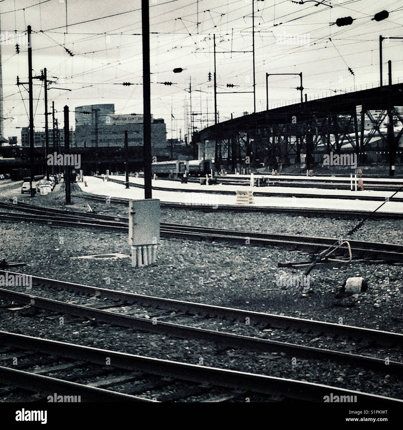 Una immagine in bianco e nero dei binari del treno in Philadelphia PA Foto Stock