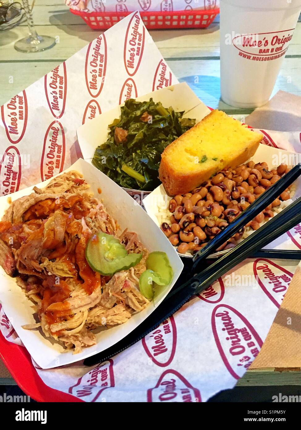 Tirate la carne di maiale pasto a Moe's BBQ, Pawleys Island, Carolina del Sud - Immagine stock catturata con smartphone