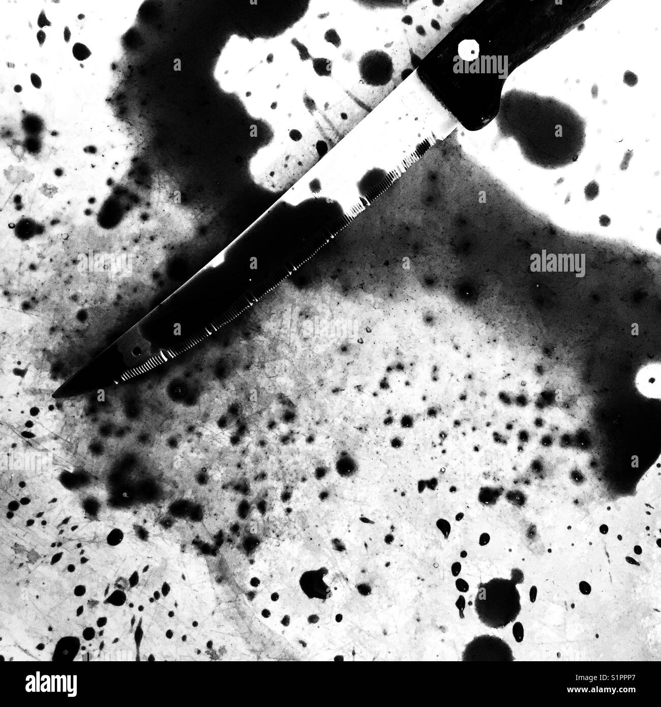 Concetto di schizzi di sangue con coltello affilato - Immagine stock catturata con smartphone