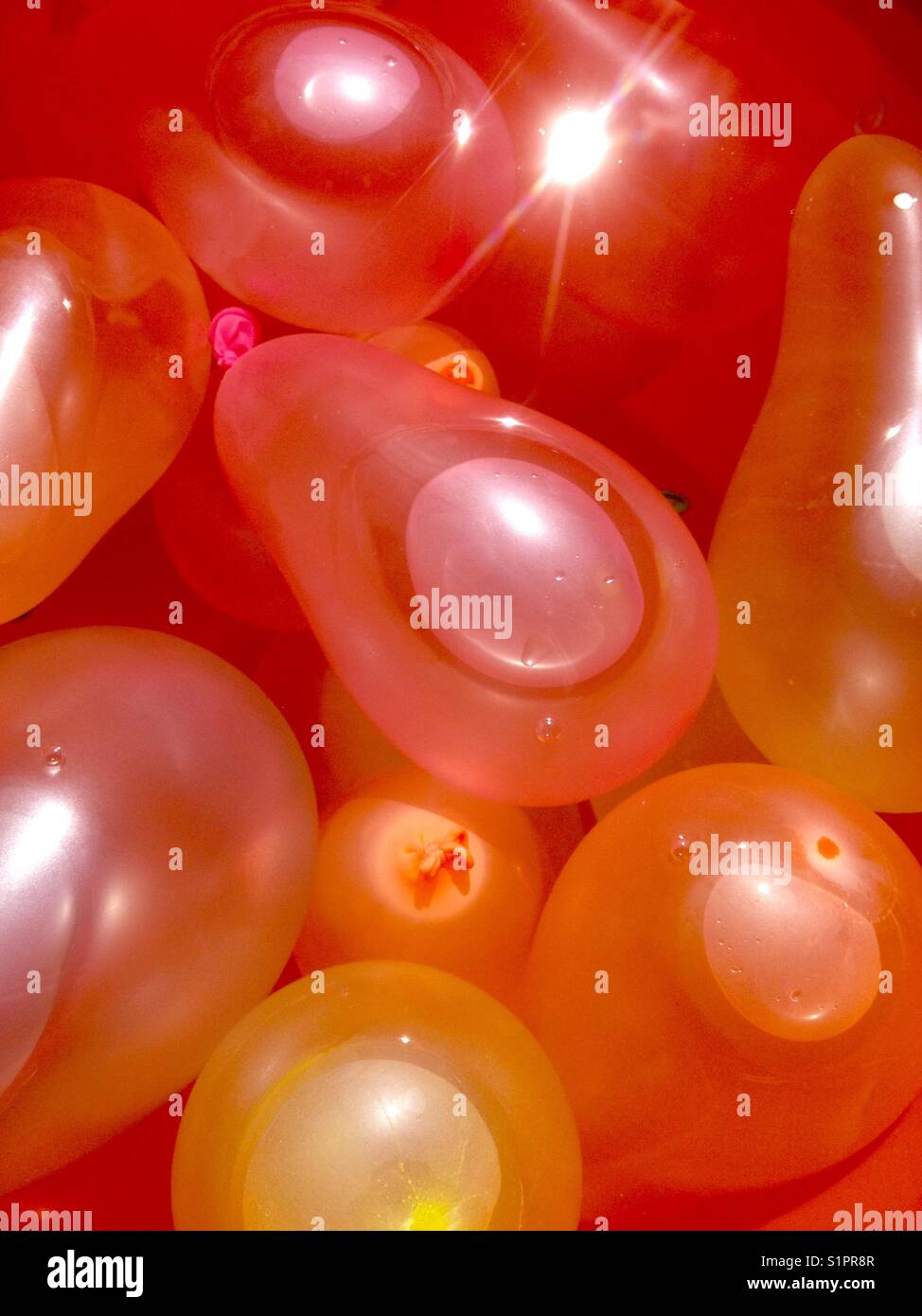 Palloncini pieni d'acqua - Immagine stock catturata con smartphone