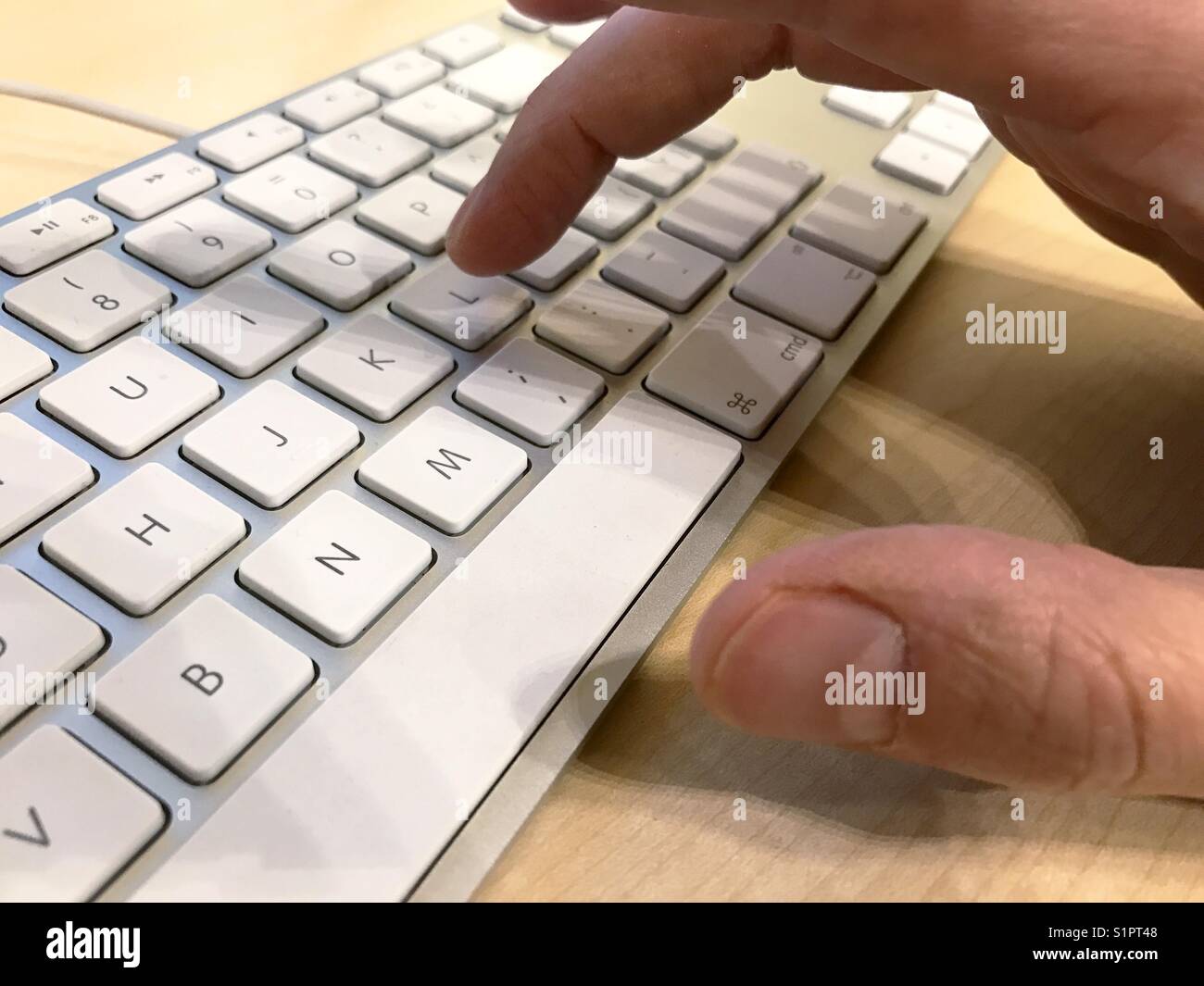 Mano d'uomo utilizzando la tastiera del computer. Chiudere la vista. - Immagine stock catturata con smartphone