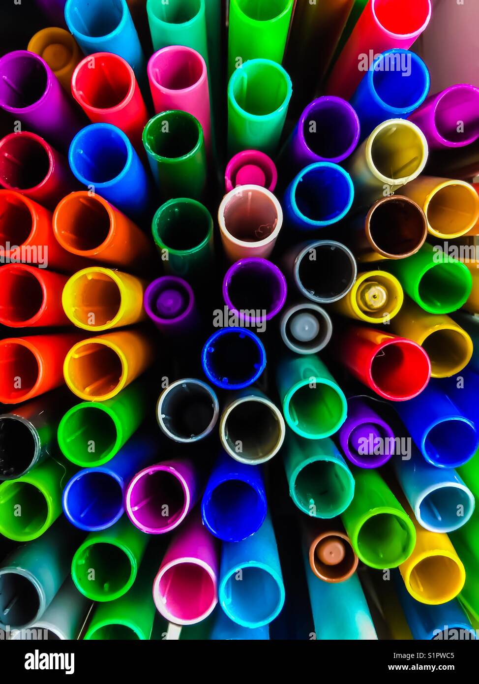 Vista BirdsEye dei coperchi dei marcatori colorati casuali Foto Stock