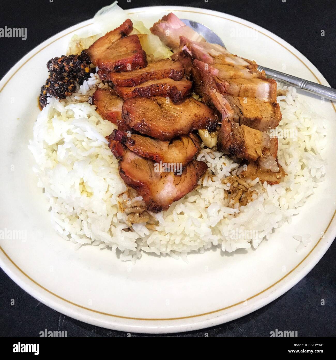 siu con char di maiale arrosto al miele e pancetta croccante di maiale con riso Foto Stock