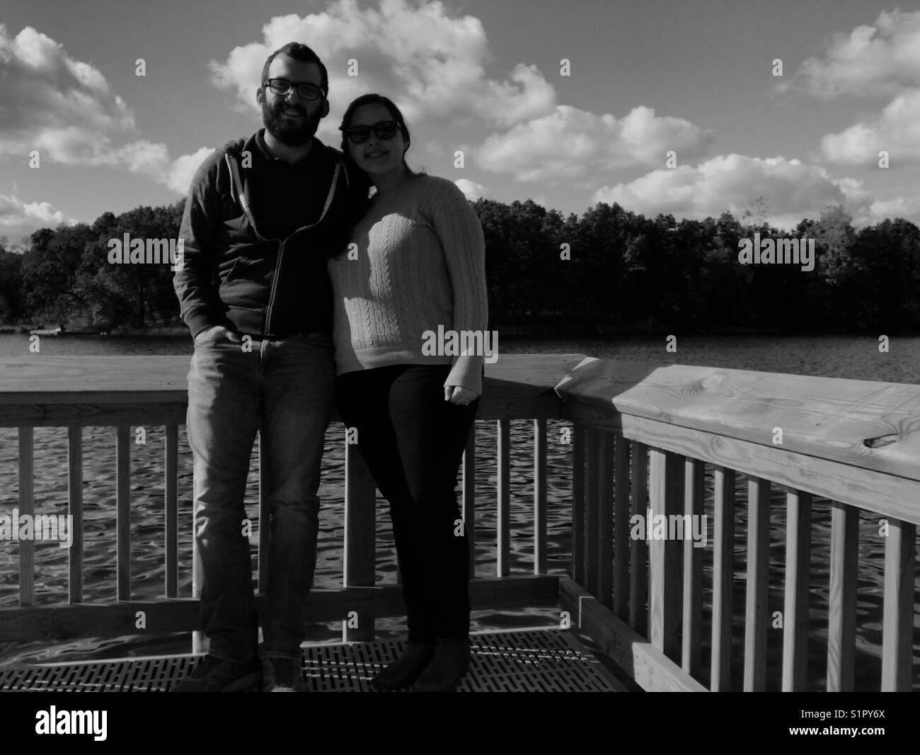 Il marito e la moglie su un molo sul lago in posa per un paio di foto Foto Stock