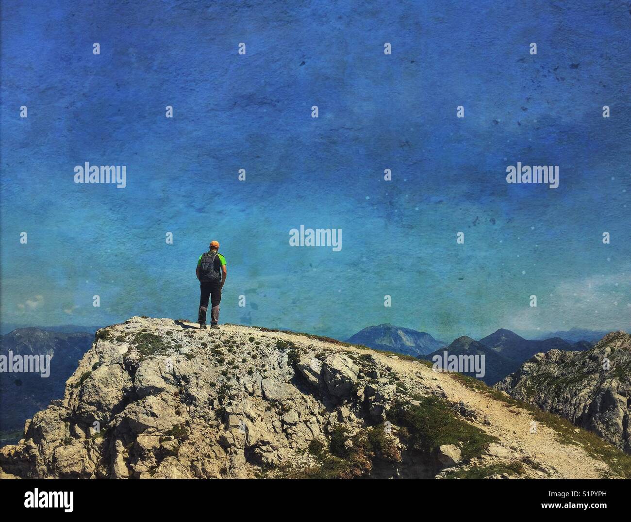 Un escursionista sulla cima della montagna- gartnerkofel, le Alpi Carniche, Austria Foto Stock