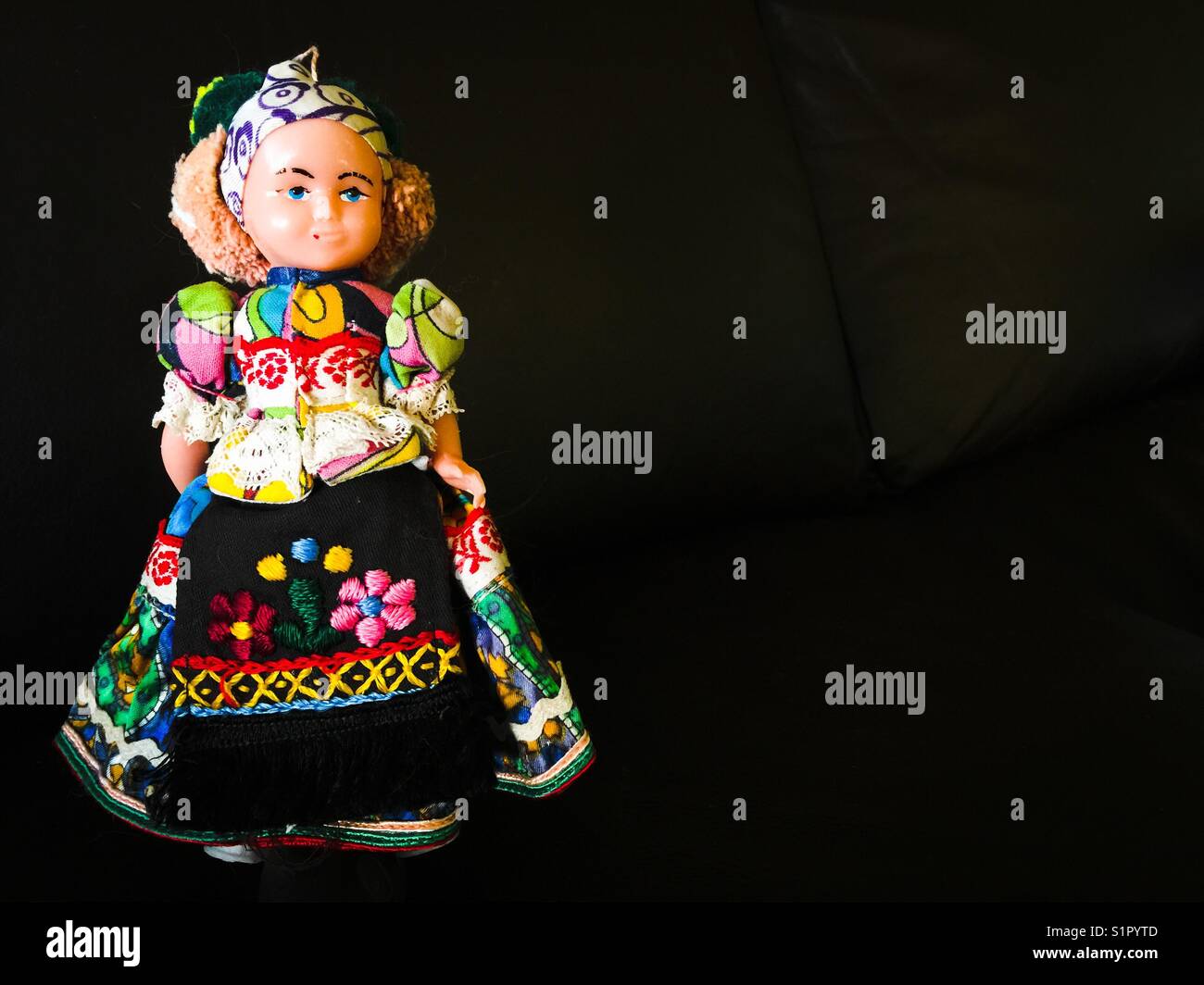 Bambola gitana vintage in plastica con abito ricamato - Immagine stock catturata con smartphone