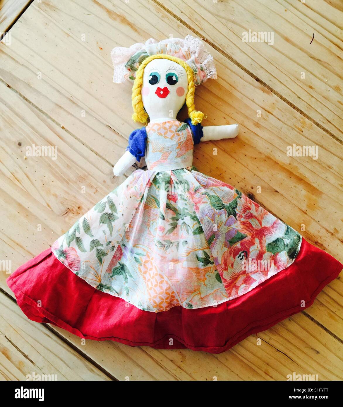 Bambola Topsy Turvy vintage con il lato bianco - Immagine stock catturata con smartphone