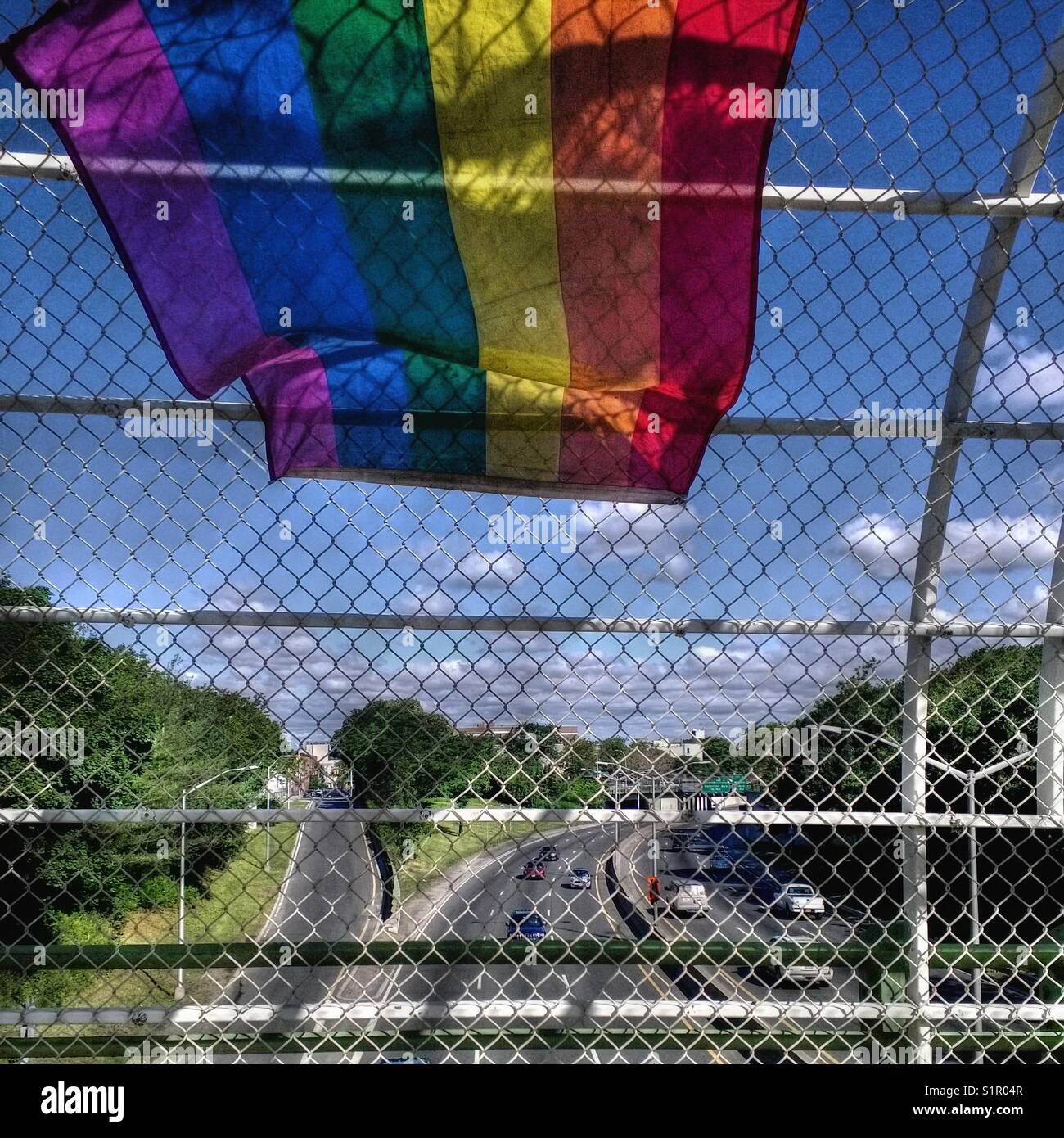 Bandiera arcobaleno attaccato al ponte pedonale in ottava avenue oltre il Prospect Park Expy a Brooklyn, NY il giorno dopo il Gay Pride Parade - Immagine stock catturata con smartphone