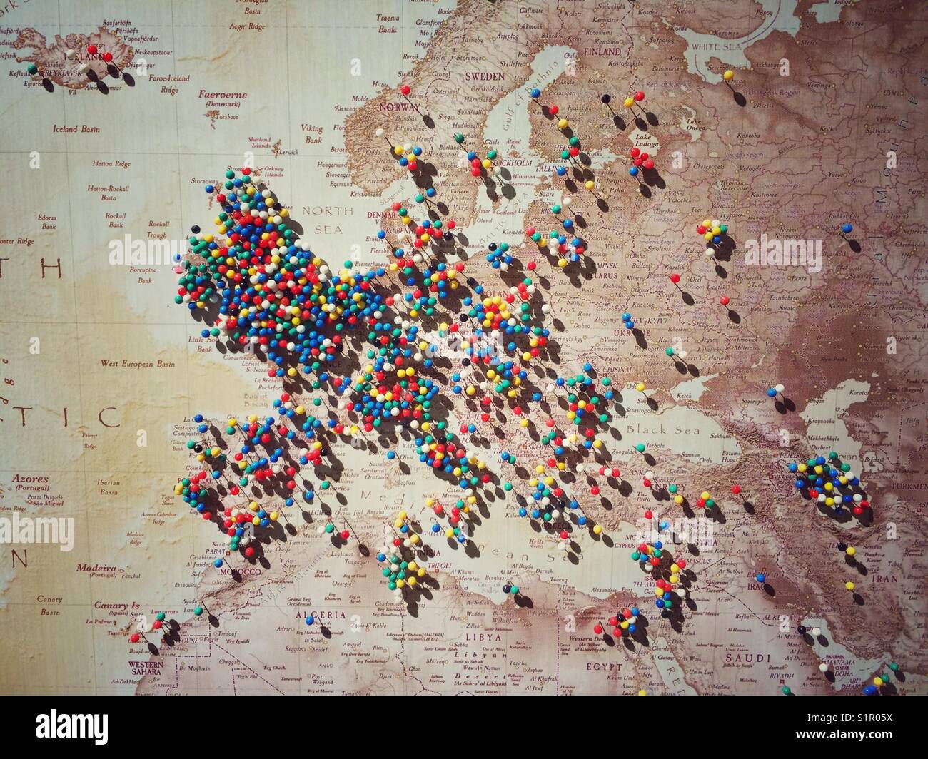 Mappa Europa con perni che riflette i visitatori di Londra - Immagine stock catturata con smartphone