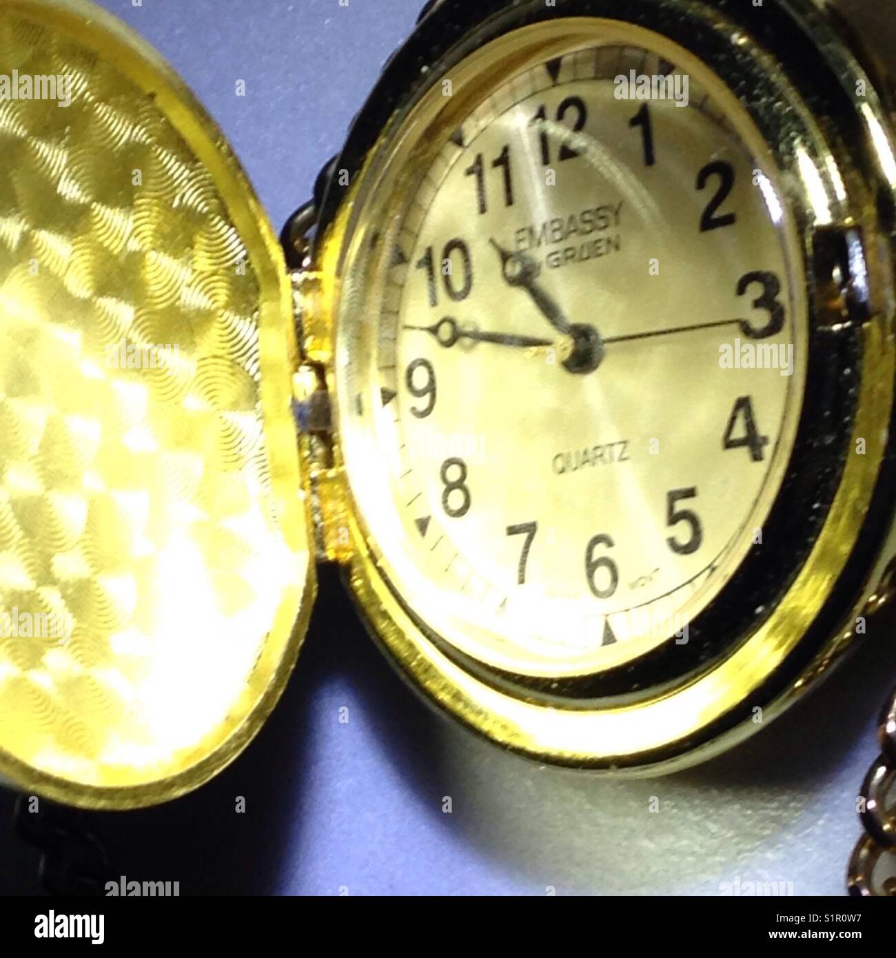 Di colore oro pocket watch - open, close-up Foto Stock