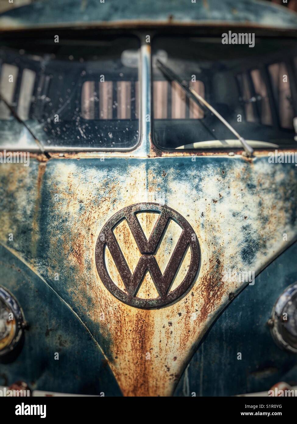 Primo piano dell'autobus VW con finestra separata con patina Foto Stock