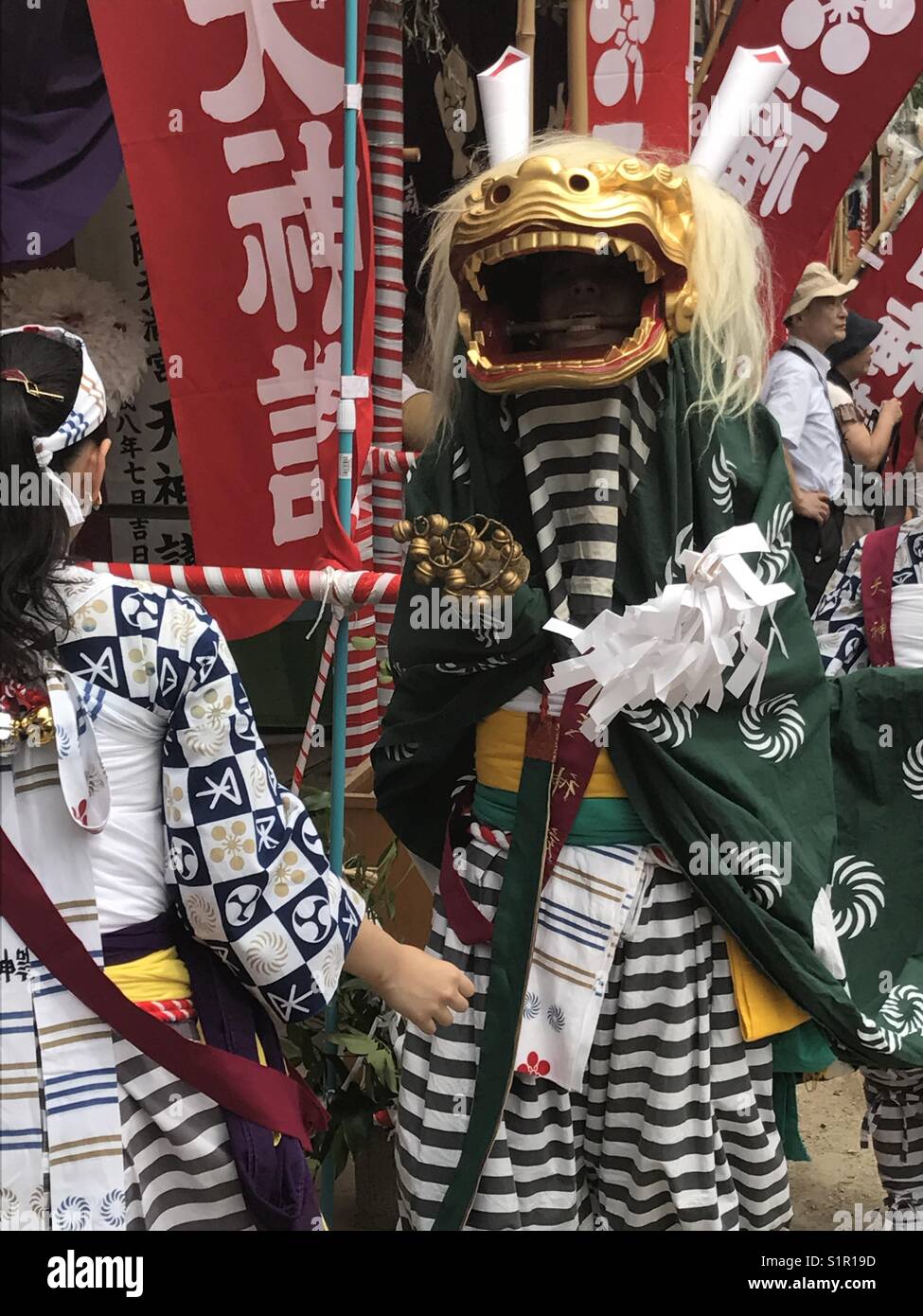 Shi-shi, Lion a Tenmangu sacrario scintoista durante Tenjin Matsuri festival, Osaka, Giappone. - Immagine stock catturata con smartphone