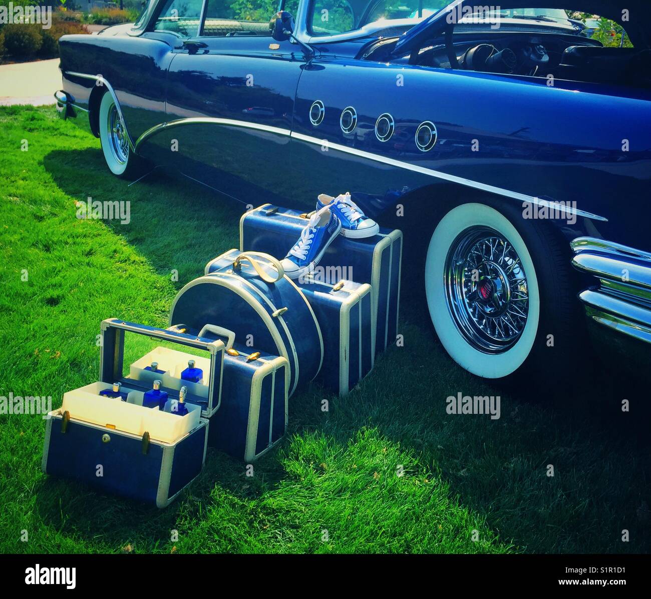 Blue vintage cadillac con antichi bagagli accanto ad esso Foto Stock