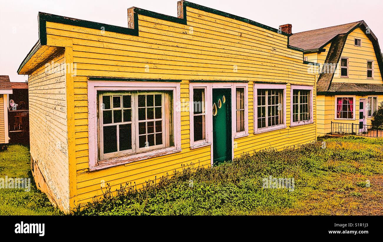 Giallo case in legno, Canada - Immagine stock catturata con smartphone