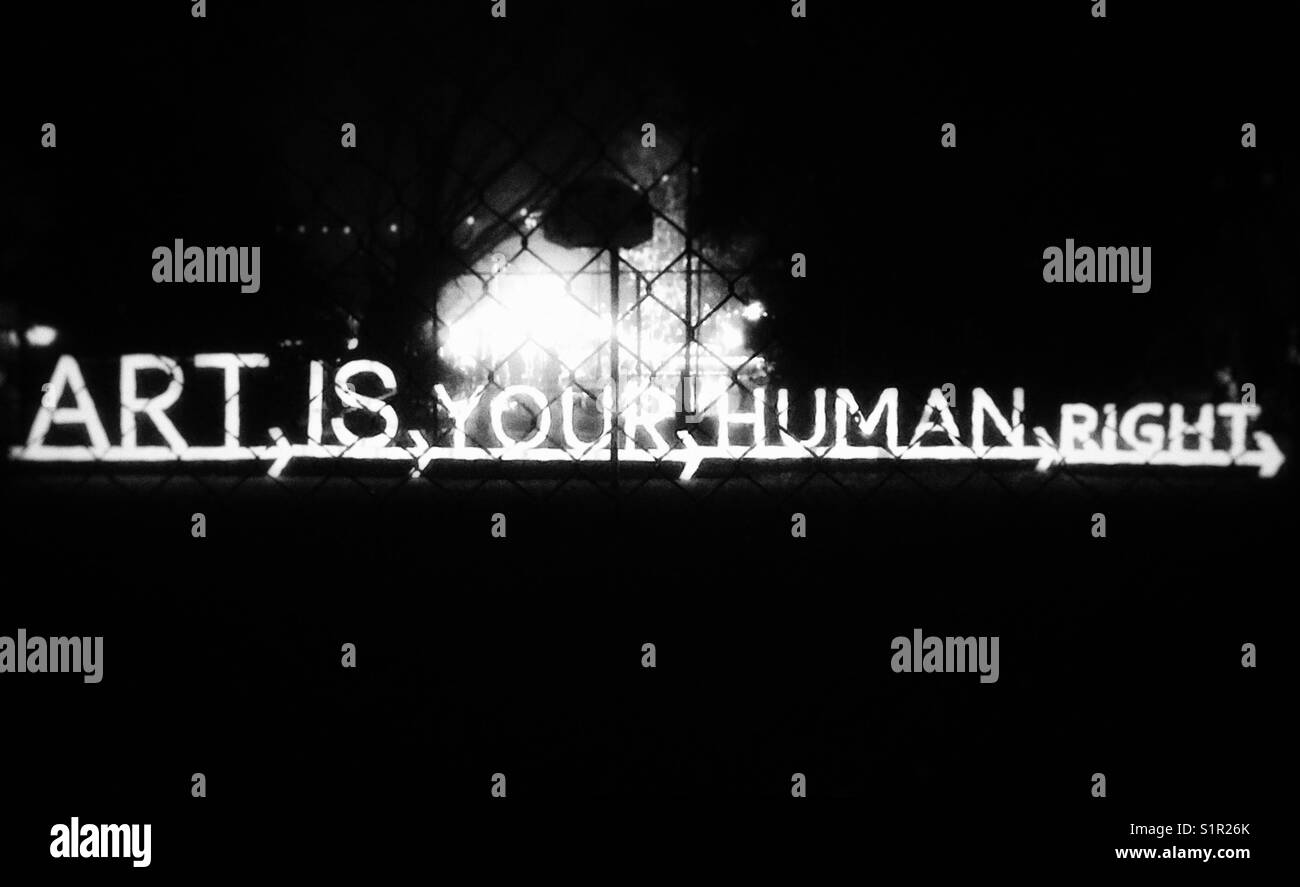 "L'arte è il tuo diritto umano' illustrazione a Sunderland luminarie - bianco e nero Foto Stock