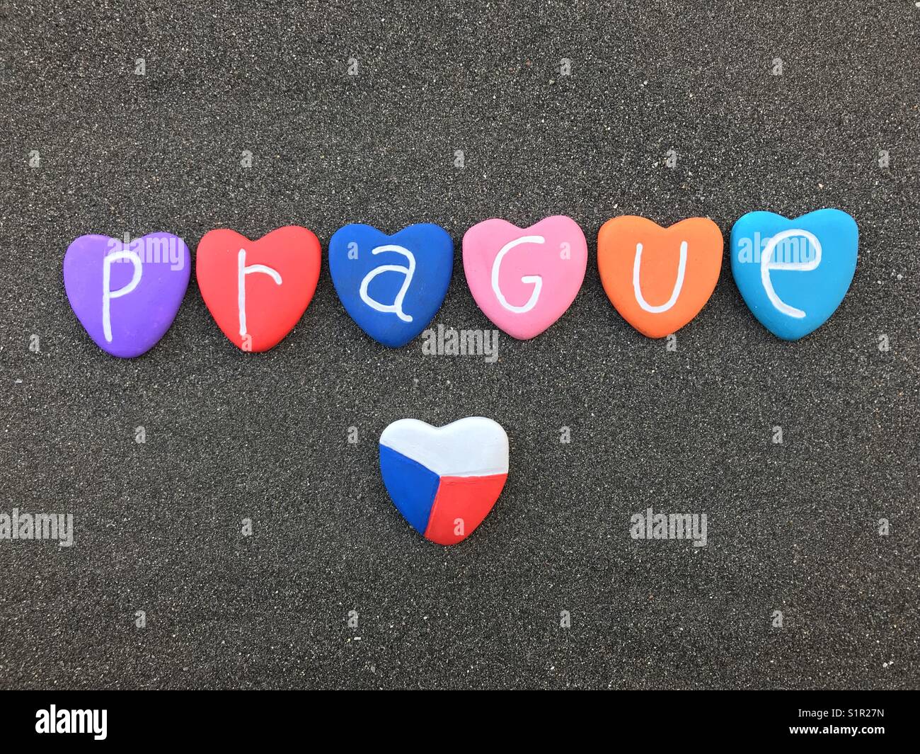 Praga, Repubblica Ceca, souvenir con pietre a cuore colorate su sabbia vulcanica nera - Immagine stock catturata con smartphone