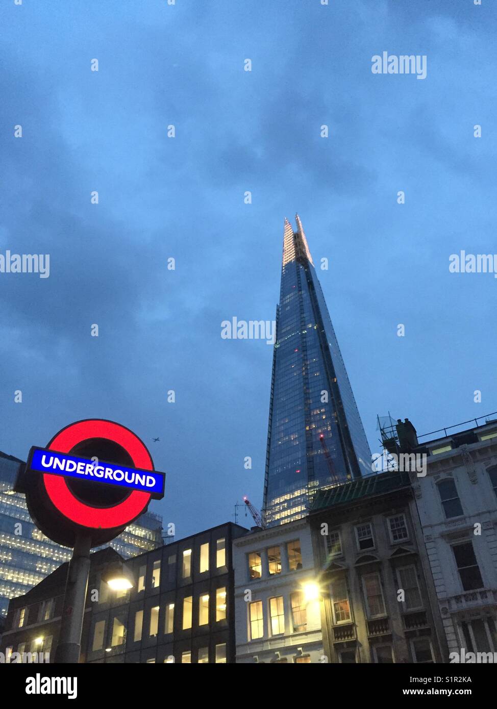La Shard è visto da di Borough High Street in metropolitana dalla stazione metropolitana in Inghilterra - Immagine stock catturata con smartphone