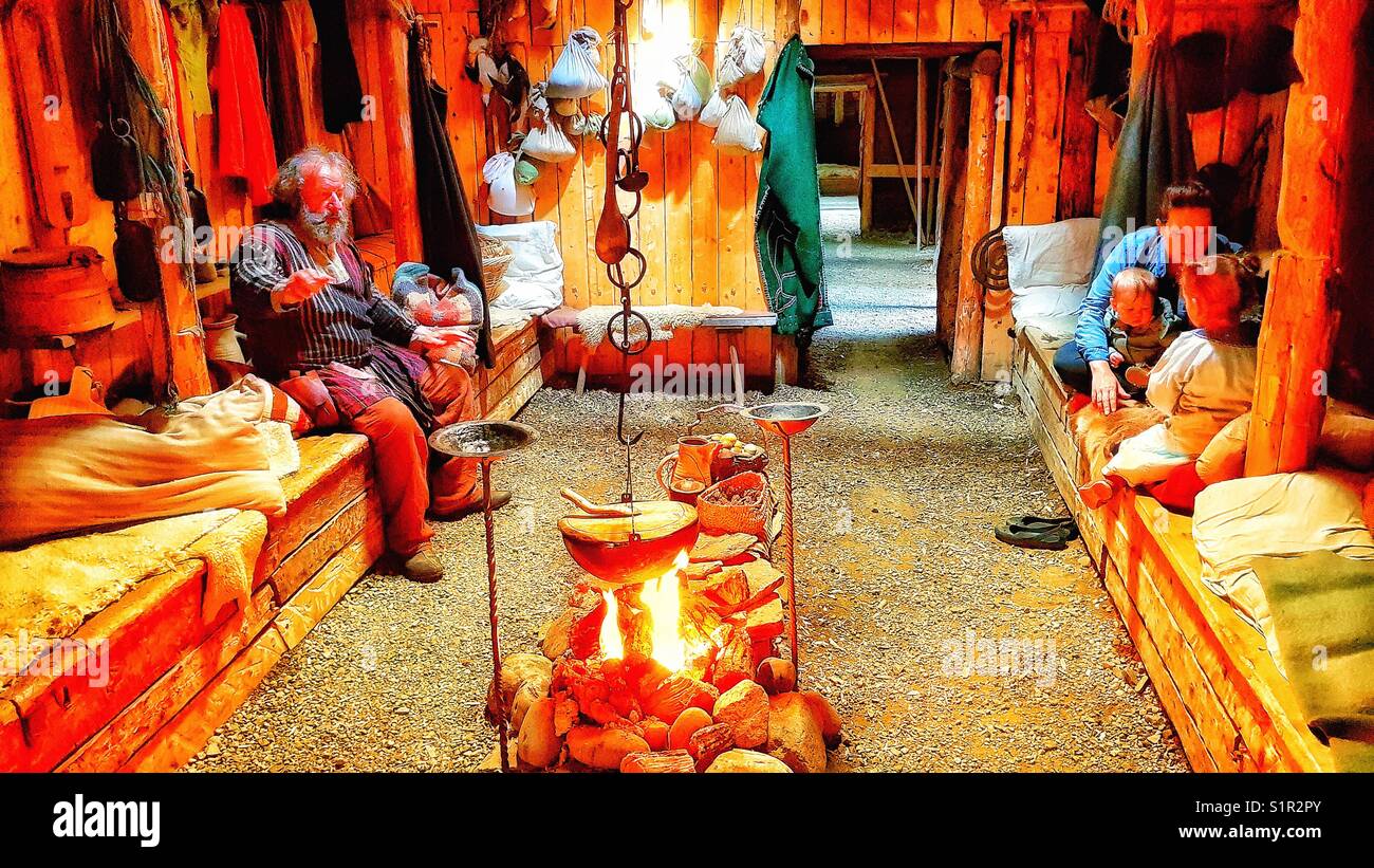 Interno del ricostruito Norse Viking longhouse sod, L'Anse Aux Meadows, Terranova, Canada - Immagine stock catturata con smartphone