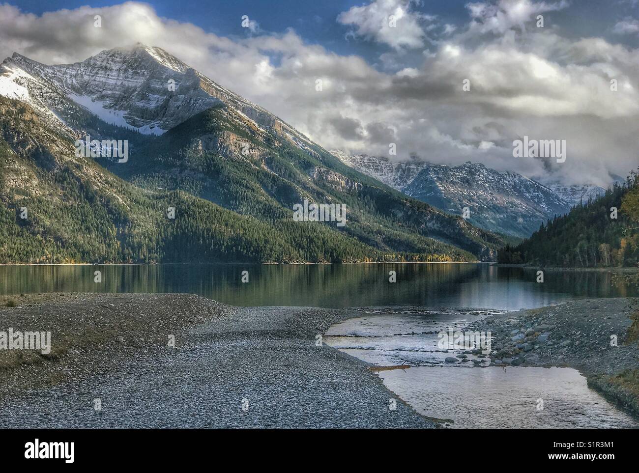 Upper Waterton Lake - guardando verso gli Stati Uniti, dalla spiaggia di Cameron Creek. Parco nazionale di Waterton Lakes, Alberta, Canada. Foto Stock