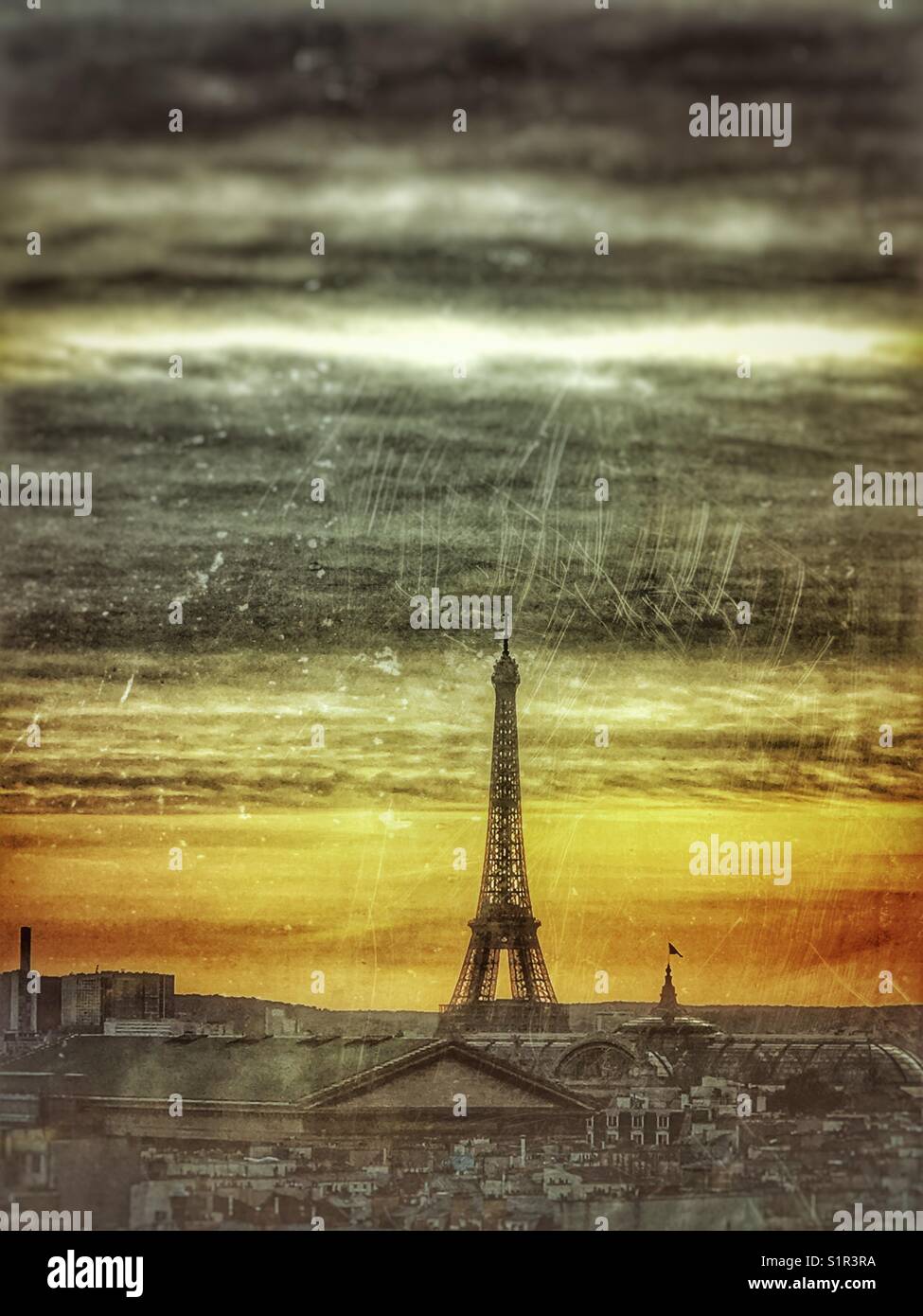 Vista della Torre Eiffel al tramonto. Foto Stock