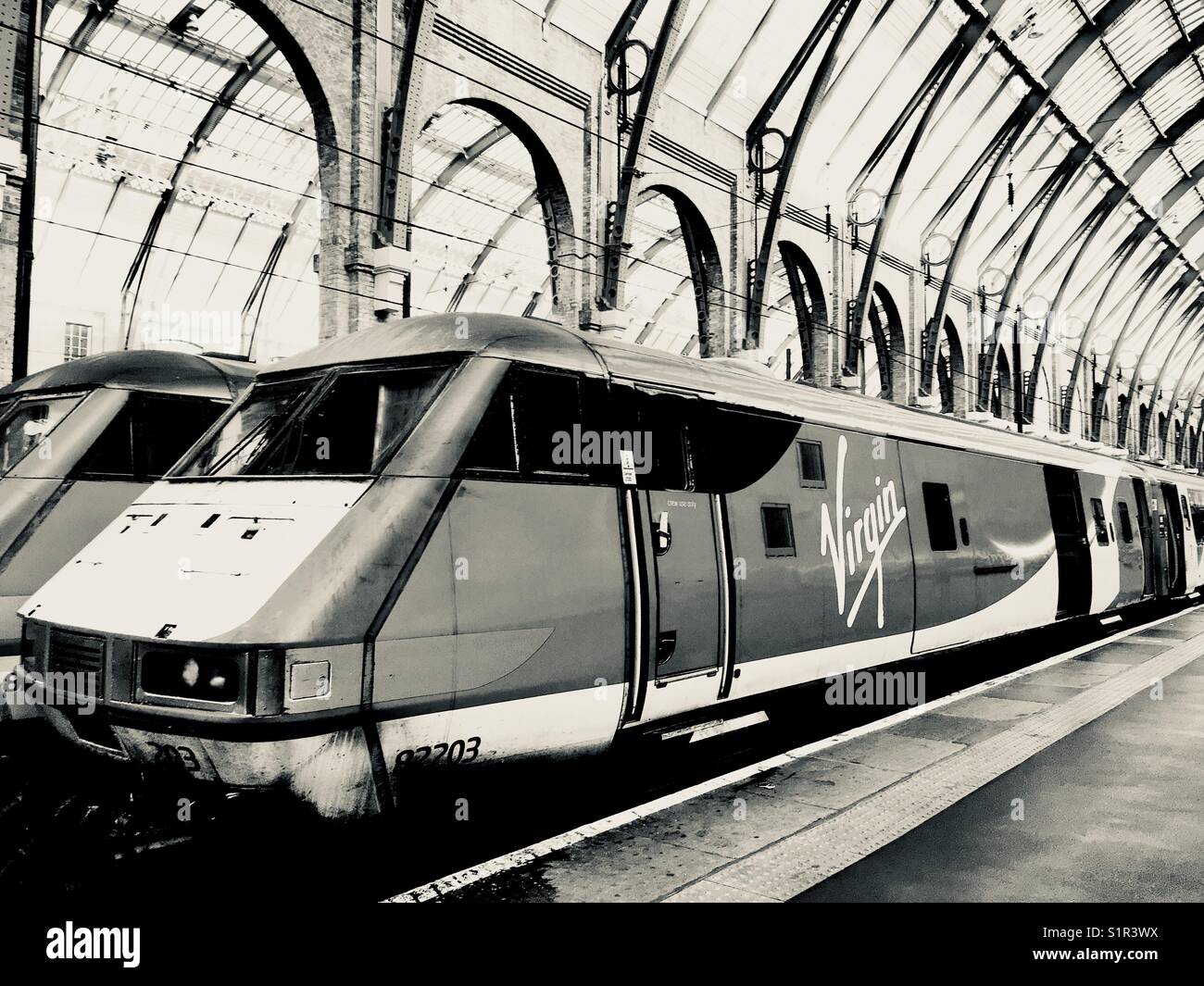 Una vergine il treno sul binario presso la stazione di Kings Cross a Londra Foto Stock