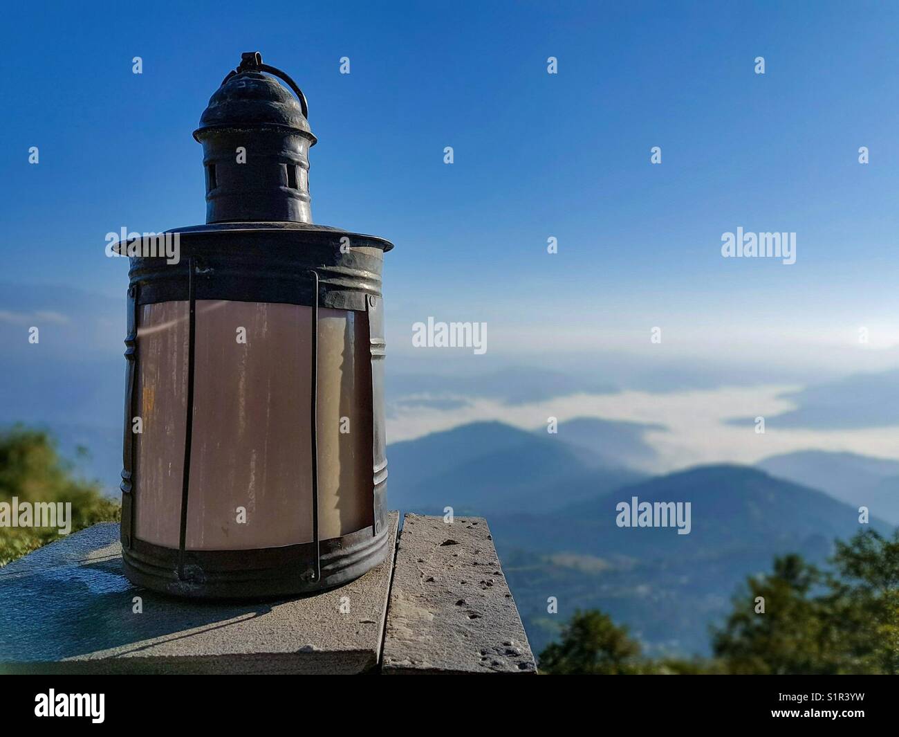 Lanterna su un balcone in Himalaya Foto Stock