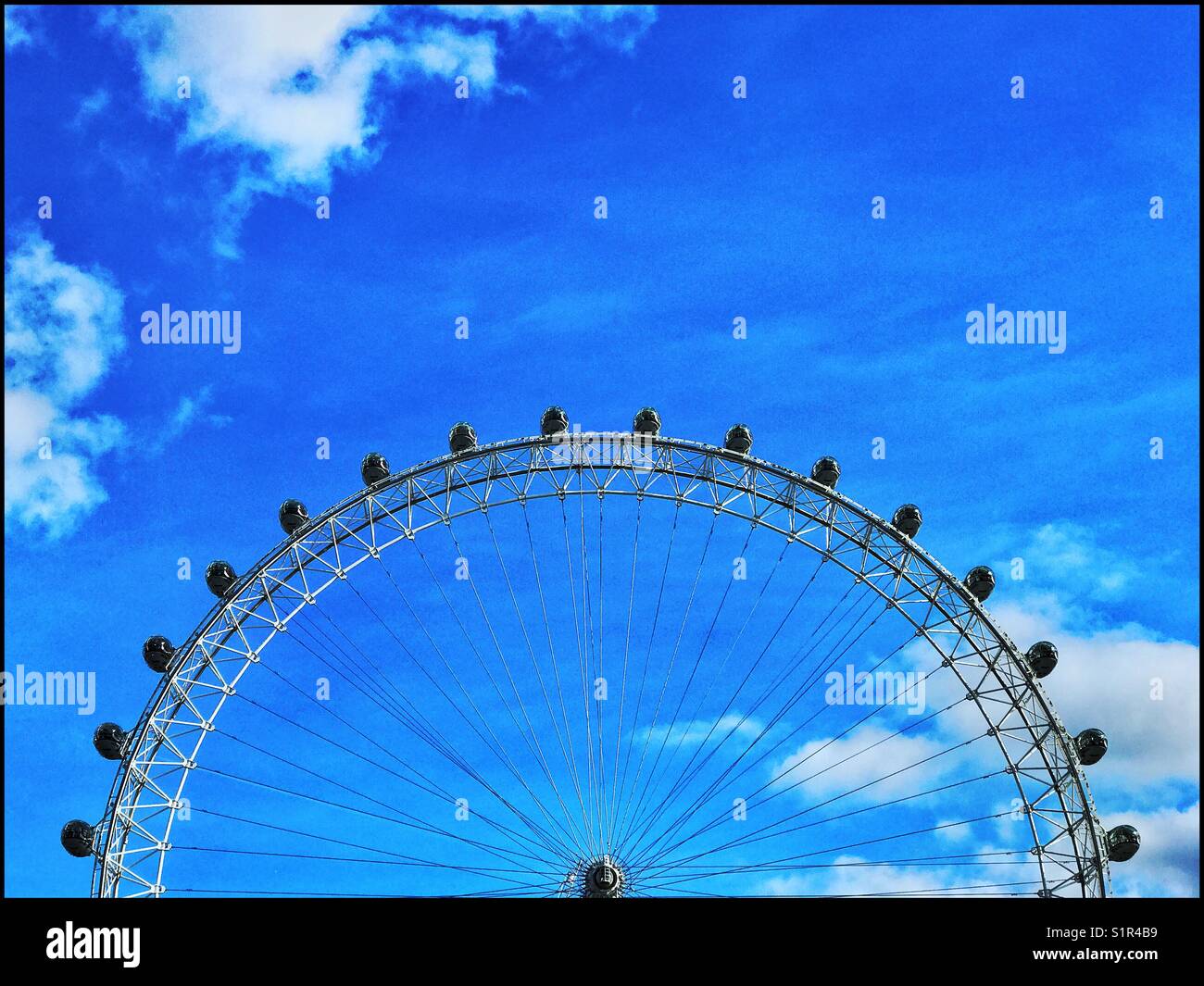 Il più popolare a pagamento attrazione per il Regno Unito - London Eye (noto anche come il Millennium Wheel). Questa ruota panoramica Ferris è il più grande d'Europa e ha 32 cialde di viaggio. Foto © COLIN HOSKINS. - Immagine stock catturata con smartphone