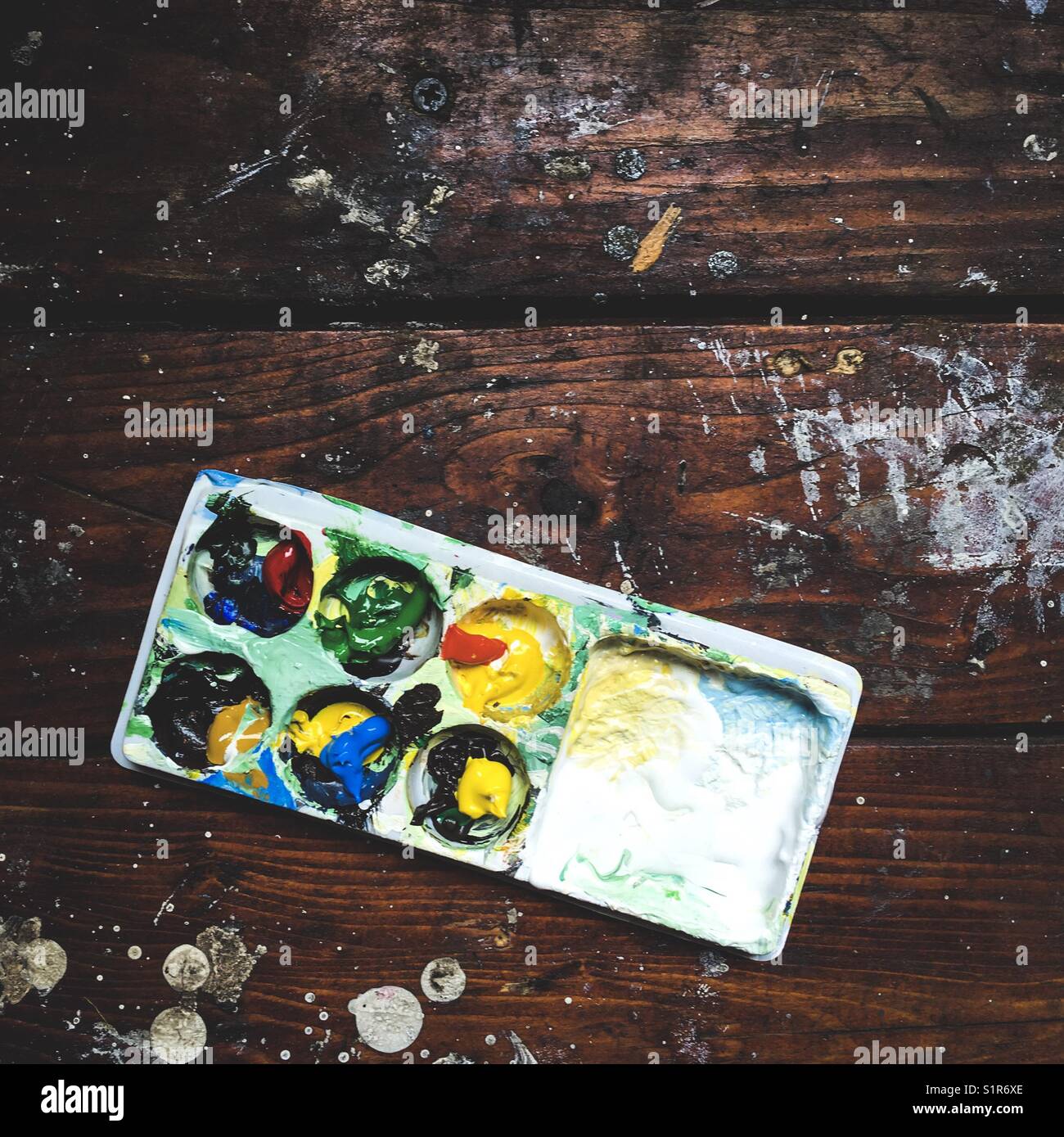 Plastica tavolozza dei colori sulla scrivania in legno con dissolvenza  effetto colore Foto stock - Alamy