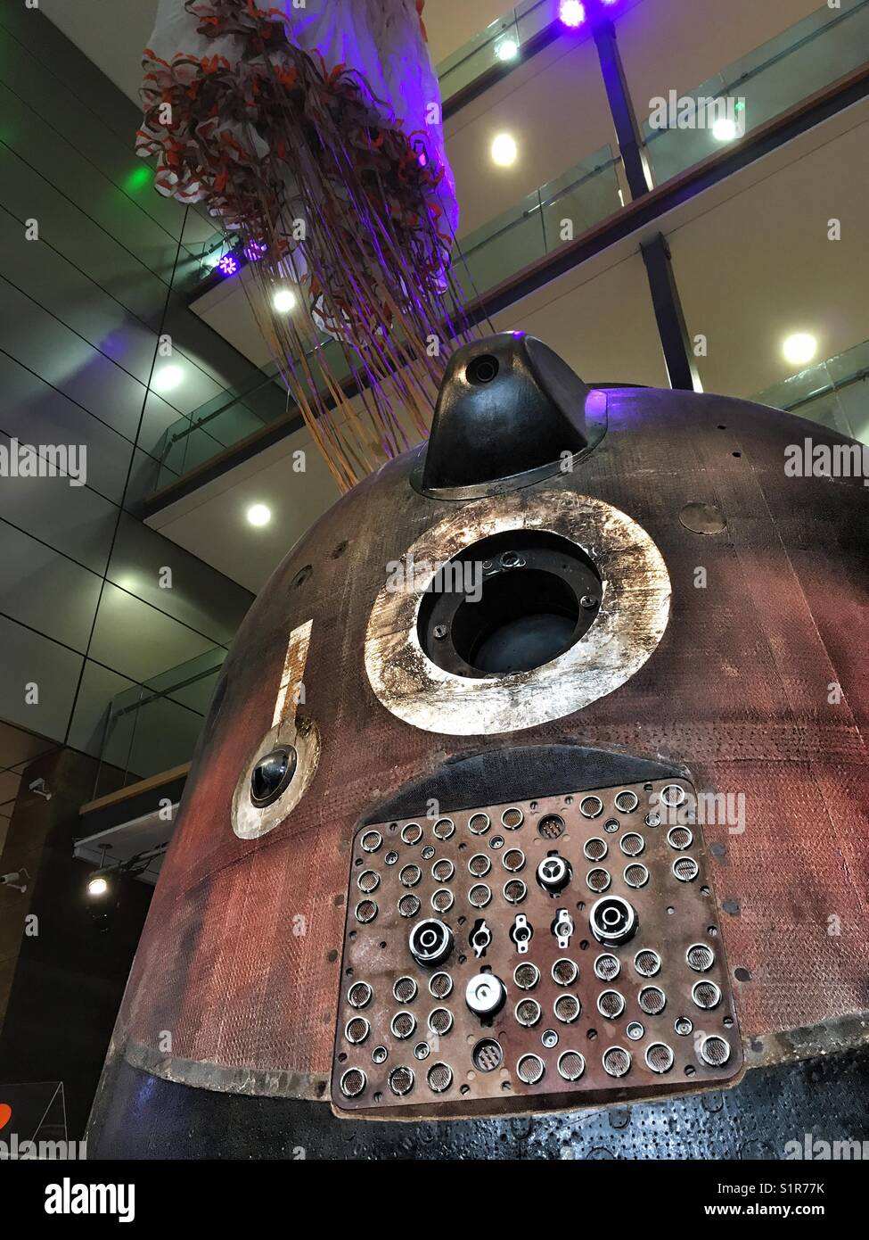 Tim Peake la capsula spaziale Soyuz - Immagine stock catturata con smartphone