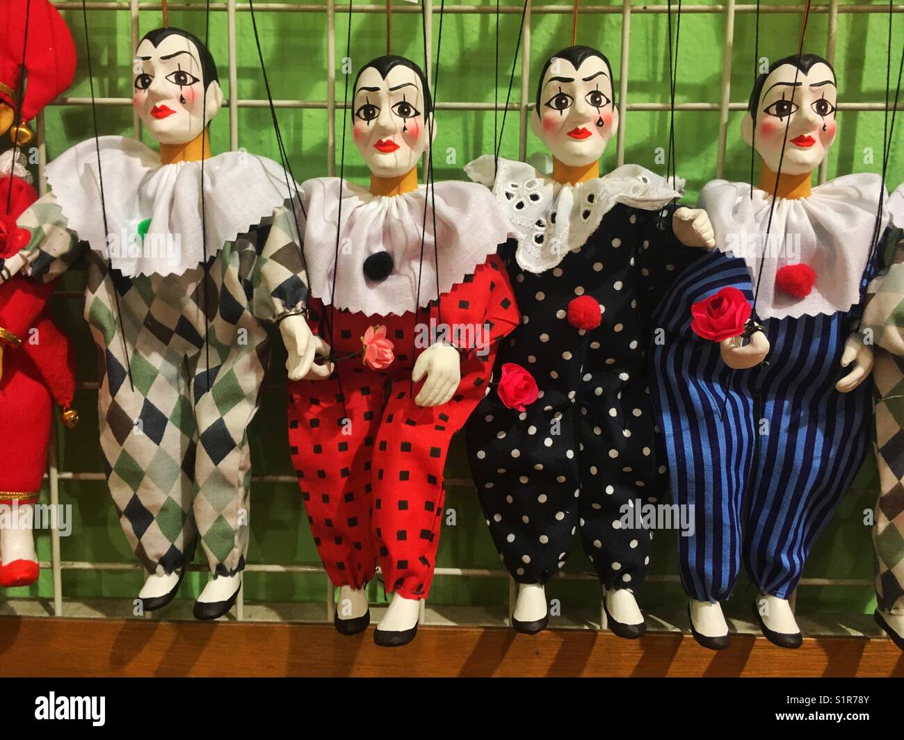Negozio di souvenir da Praga, harlequines colorati Foto Stock