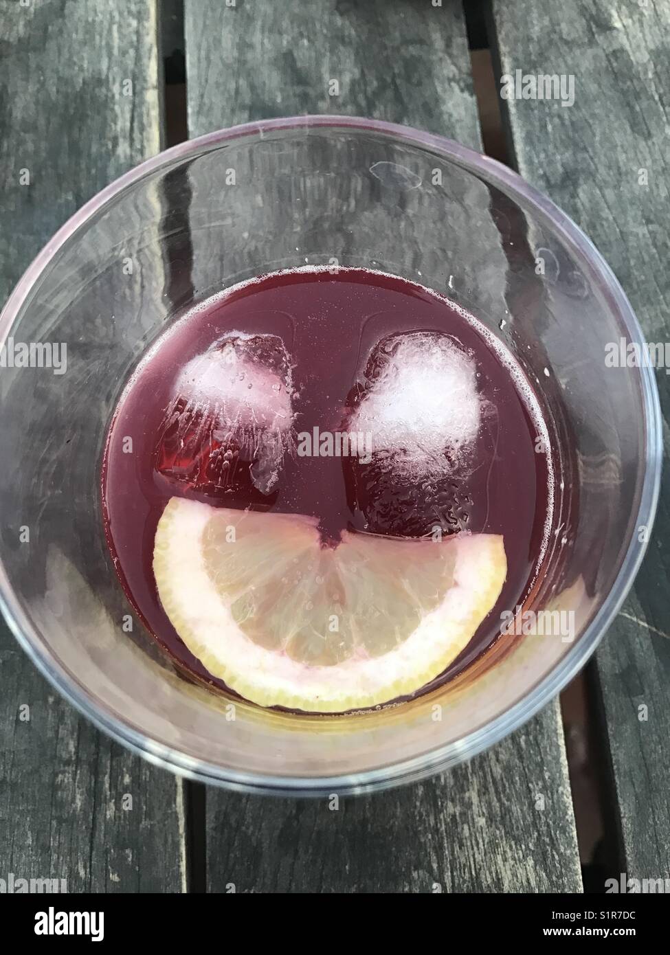 Tinto de verano drink sorridente Foto Stock
