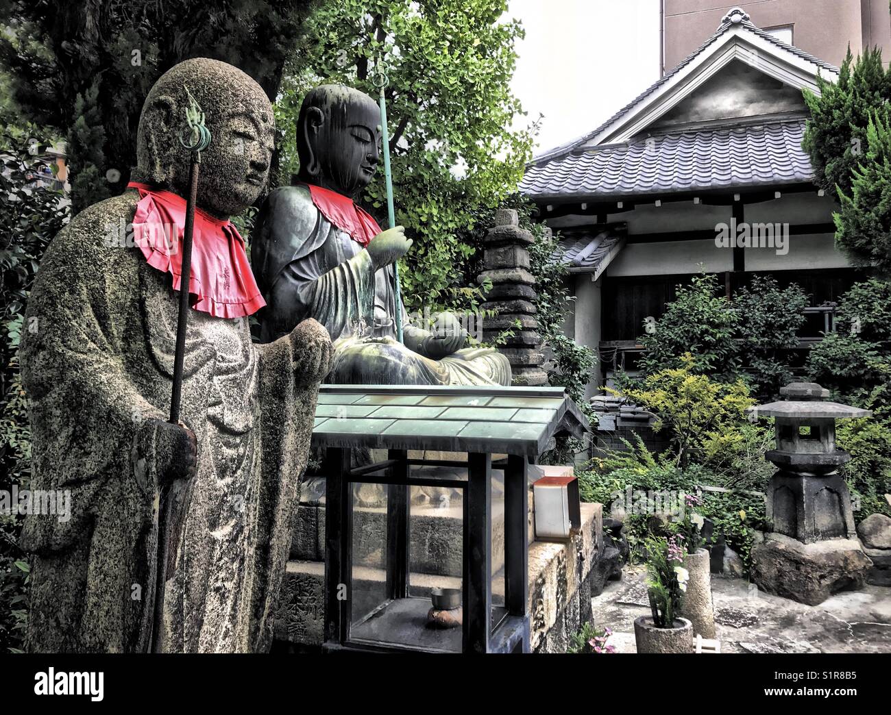 Jizō Bodhisattva e Amida statue di Buddha presso Wako-ji tempio buddista, Osaka, Giappone Foto Stock
