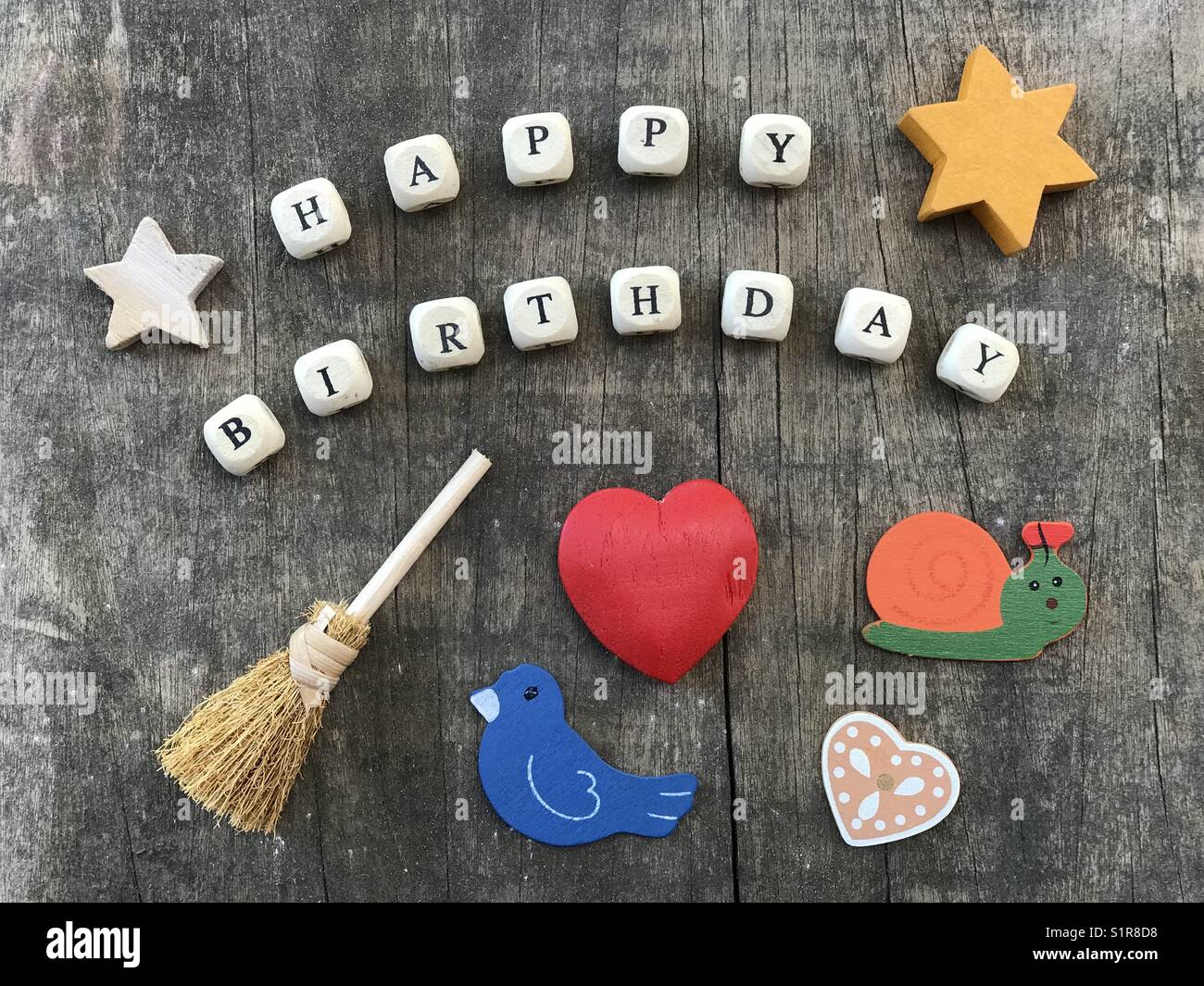 Felice compleanno composizione con oggetti in legno - Immagine stock catturata con smartphone