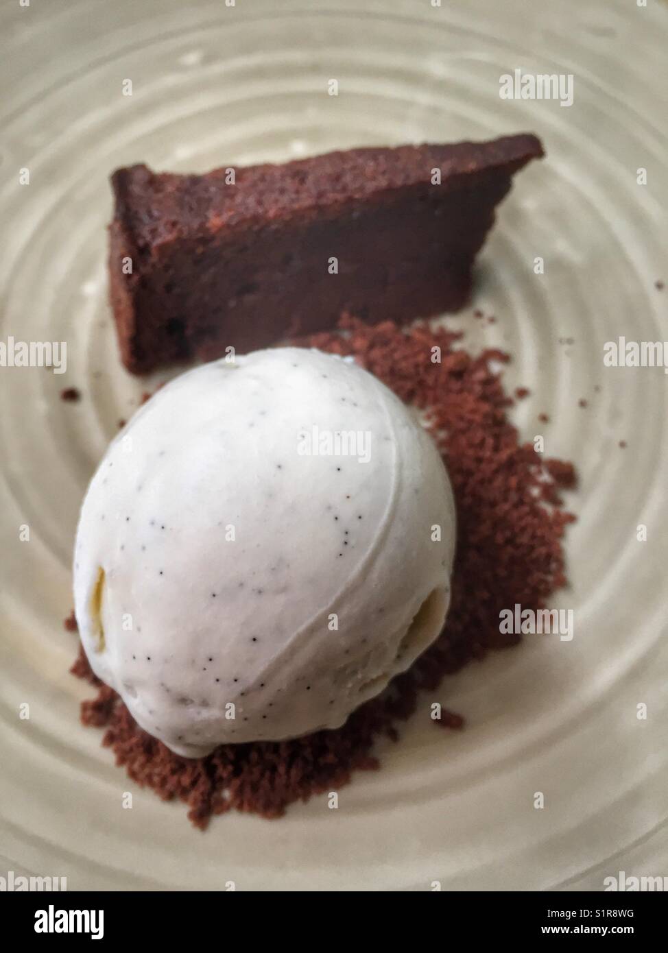 Il dessert, torte e gelati su una piastra - Immagine stock catturata con smartphone