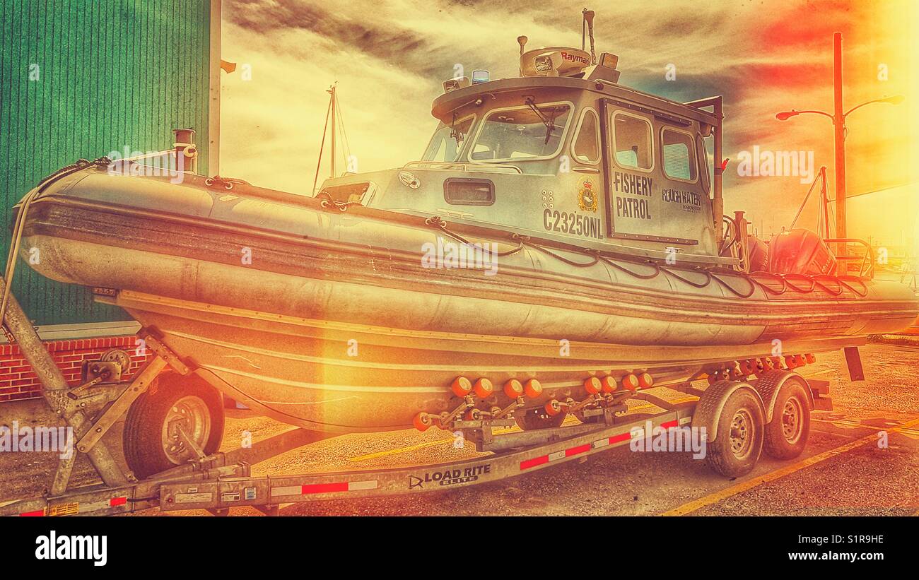 Pattuglia della pesca in gommone sul rimorchio, Canada Foto Stock